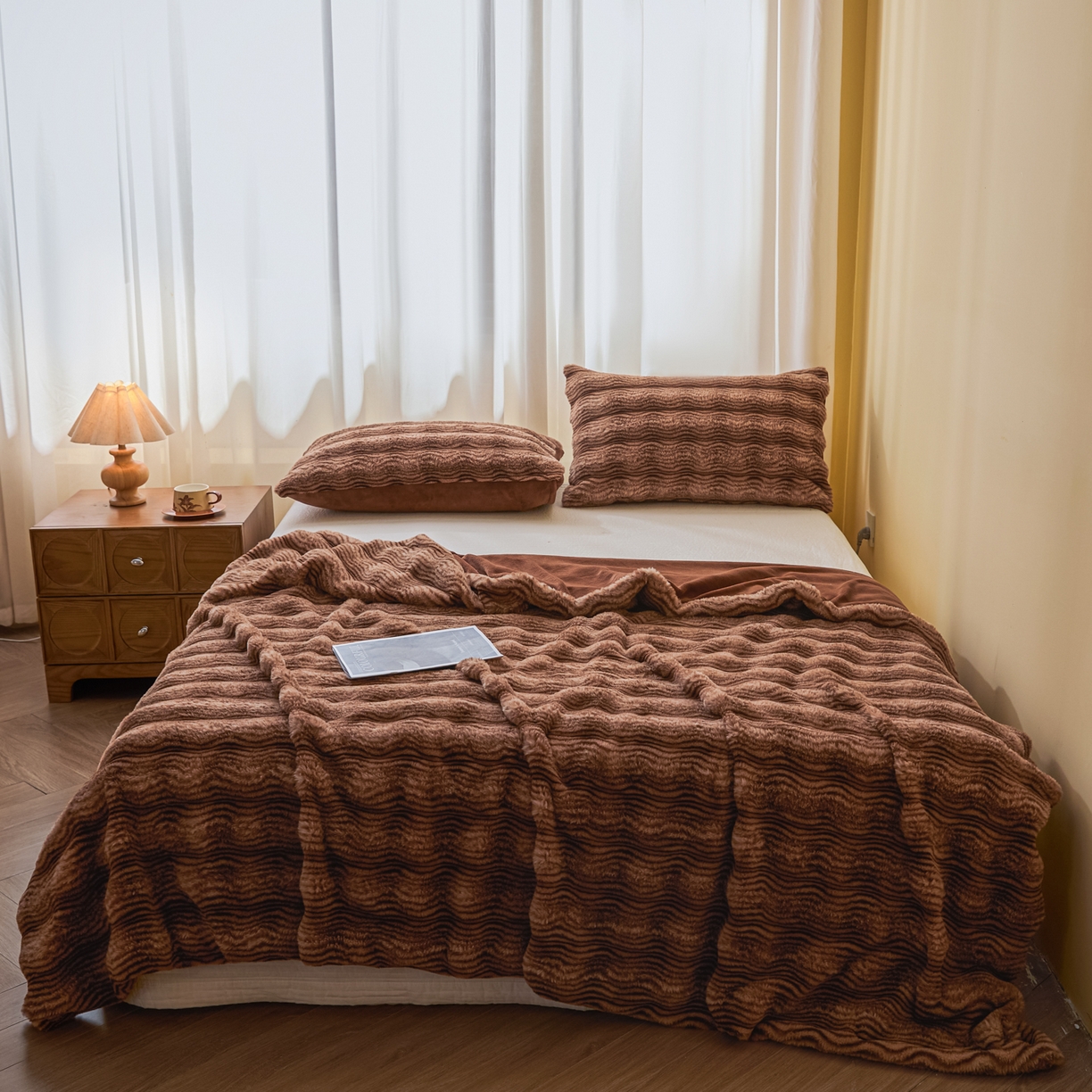 91家纺网 家纺一手货源 找家纺 欧邦 2025新款轻奢波纹加厚皮草兔毛绒双层毯 波纹-深咖