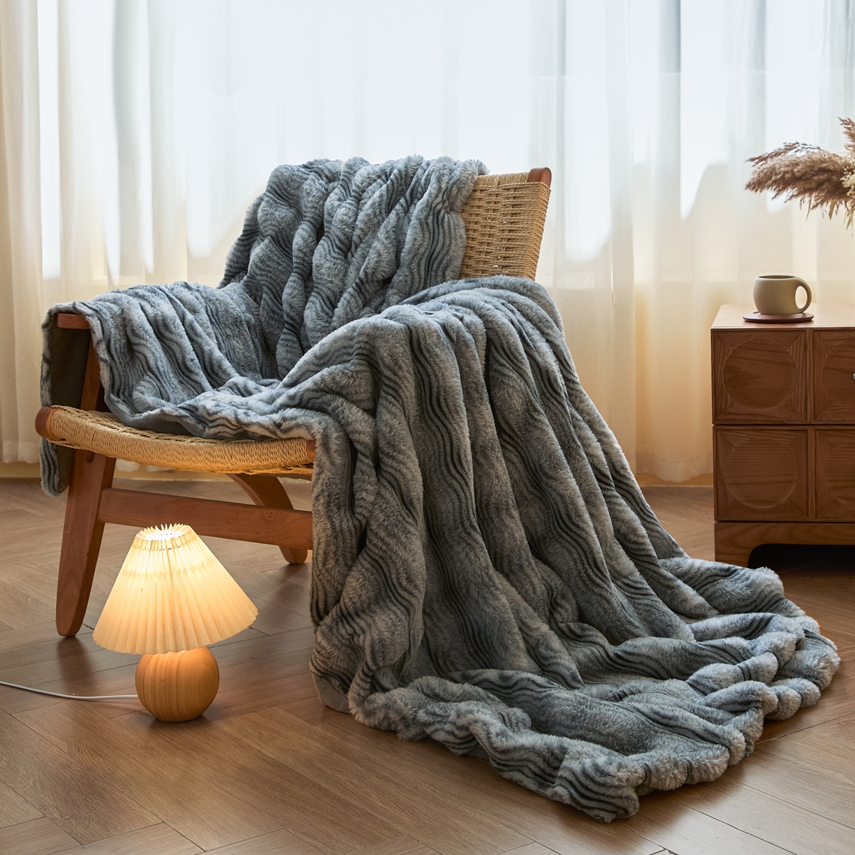 91家纺网 家纺一手货源 找家纺 欧邦 2025新款轻奢波纹加厚皮草兔毛绒双层毯 沙发图