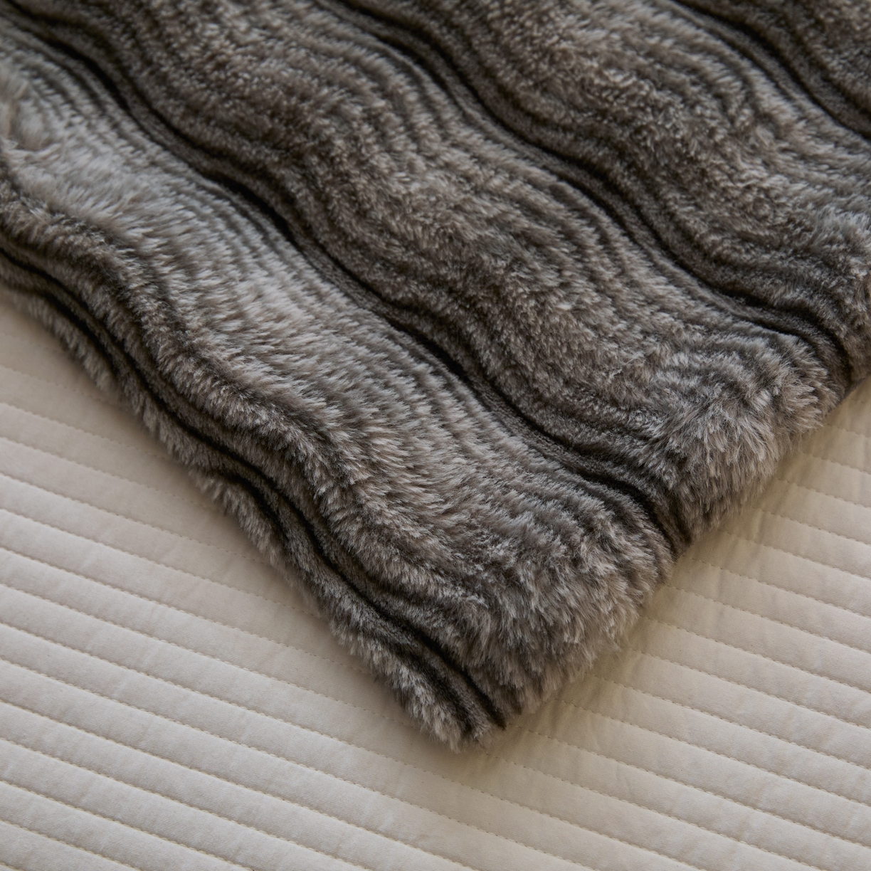91家纺网 家纺一手货源 找家纺 欧邦 2025新款轻奢波纹加厚皮草兔毛绒双层毯 波纹-浅灰