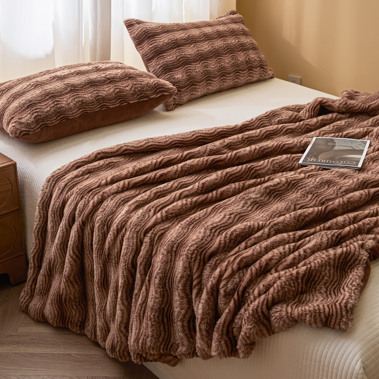 91家纺网 家纺一手货源 找家纺 欧邦 2025新款轻奢波纹加厚皮草兔毛绒双层毯 波纹-深咖
