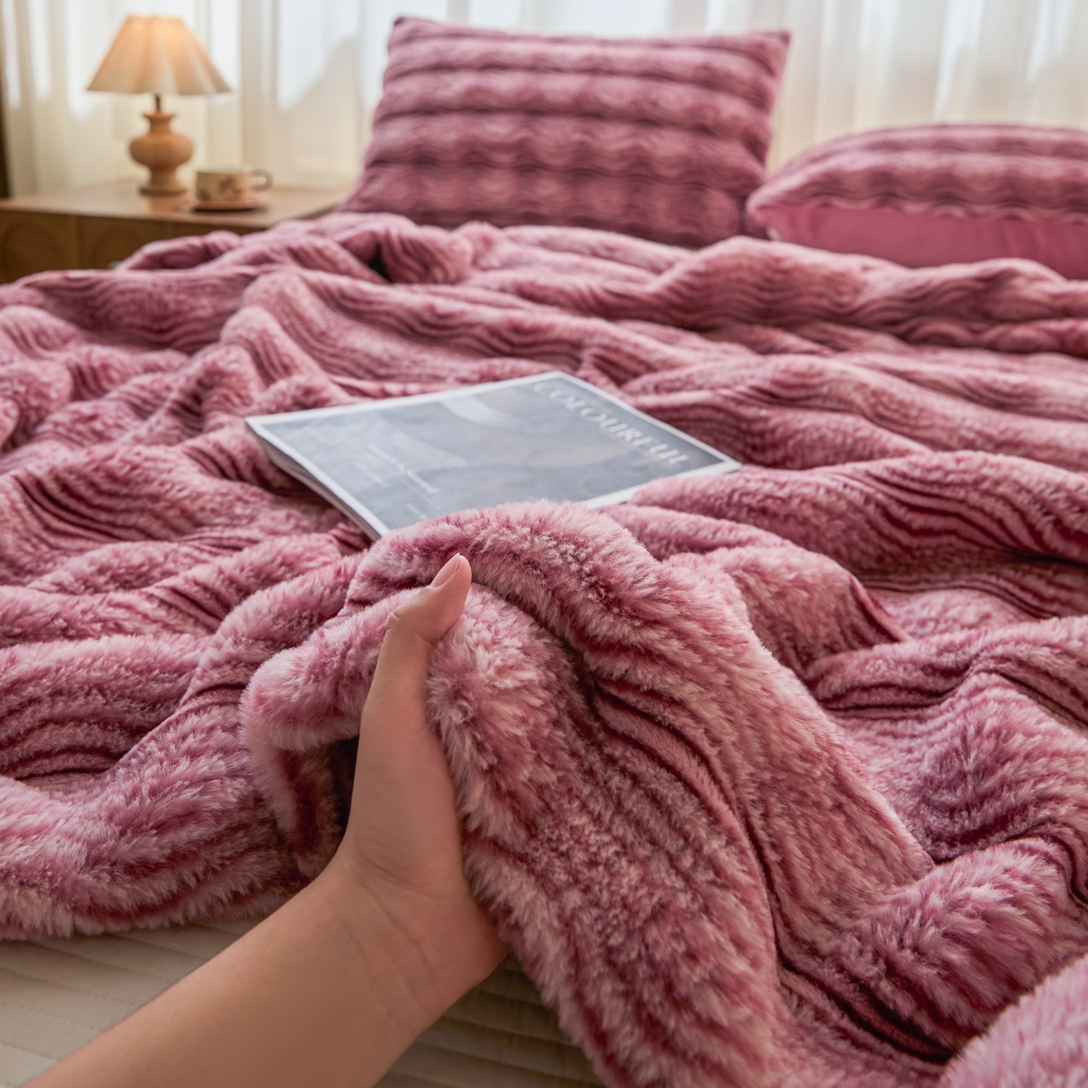 91家纺网 家纺一手货源 找家纺 欧邦 2025新款轻奢波纹加厚皮草兔毛绒双层毯 波纹-玫红