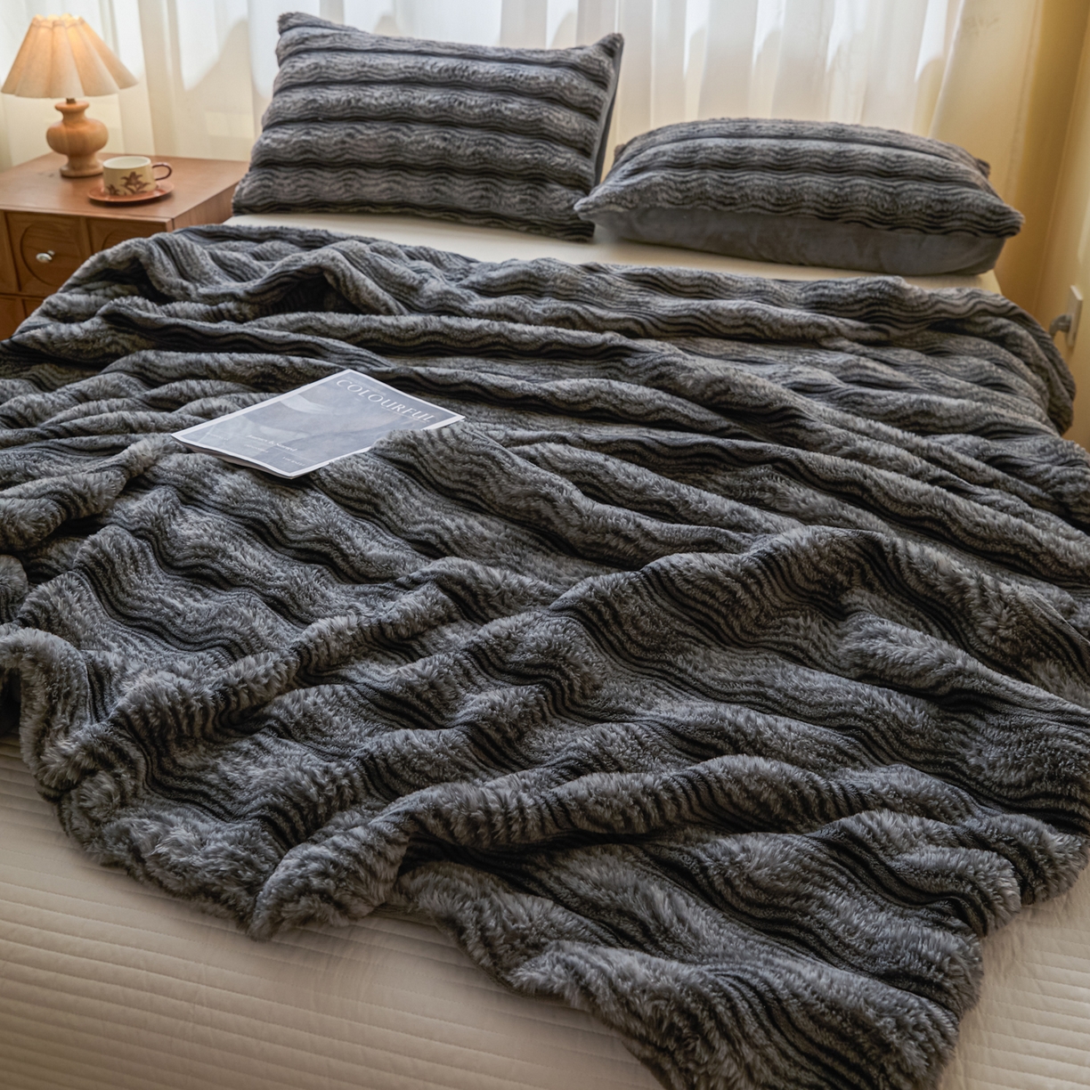 91家纺网 家纺一手货源 找家纺 欧邦 2025新款轻奢波纹加厚皮草兔毛绒双层毯 波纹-深灰