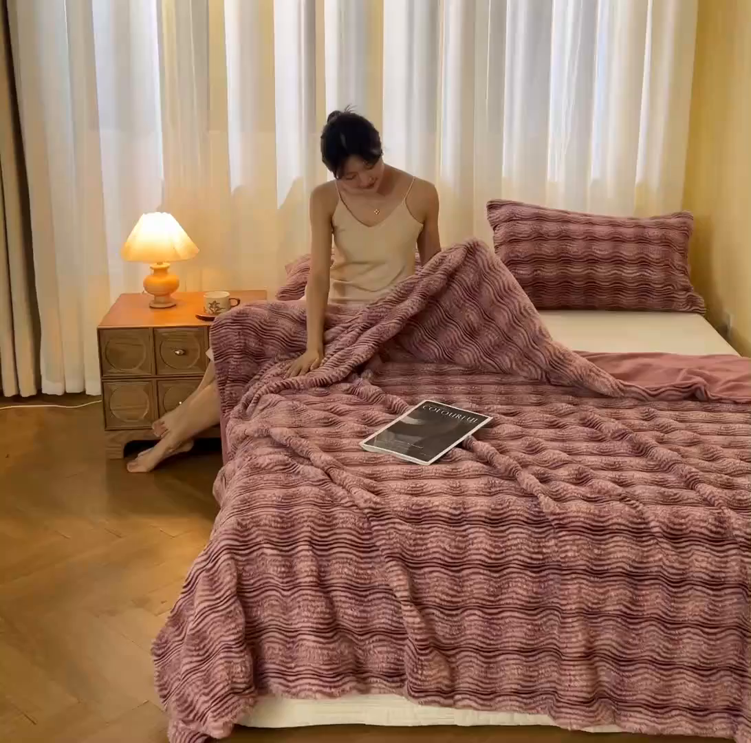 91家纺网 家纺一手货源 找家纺 欧邦 2025新款轻奢波纹加厚皮草兔毛绒双层毯 波纹-玫红