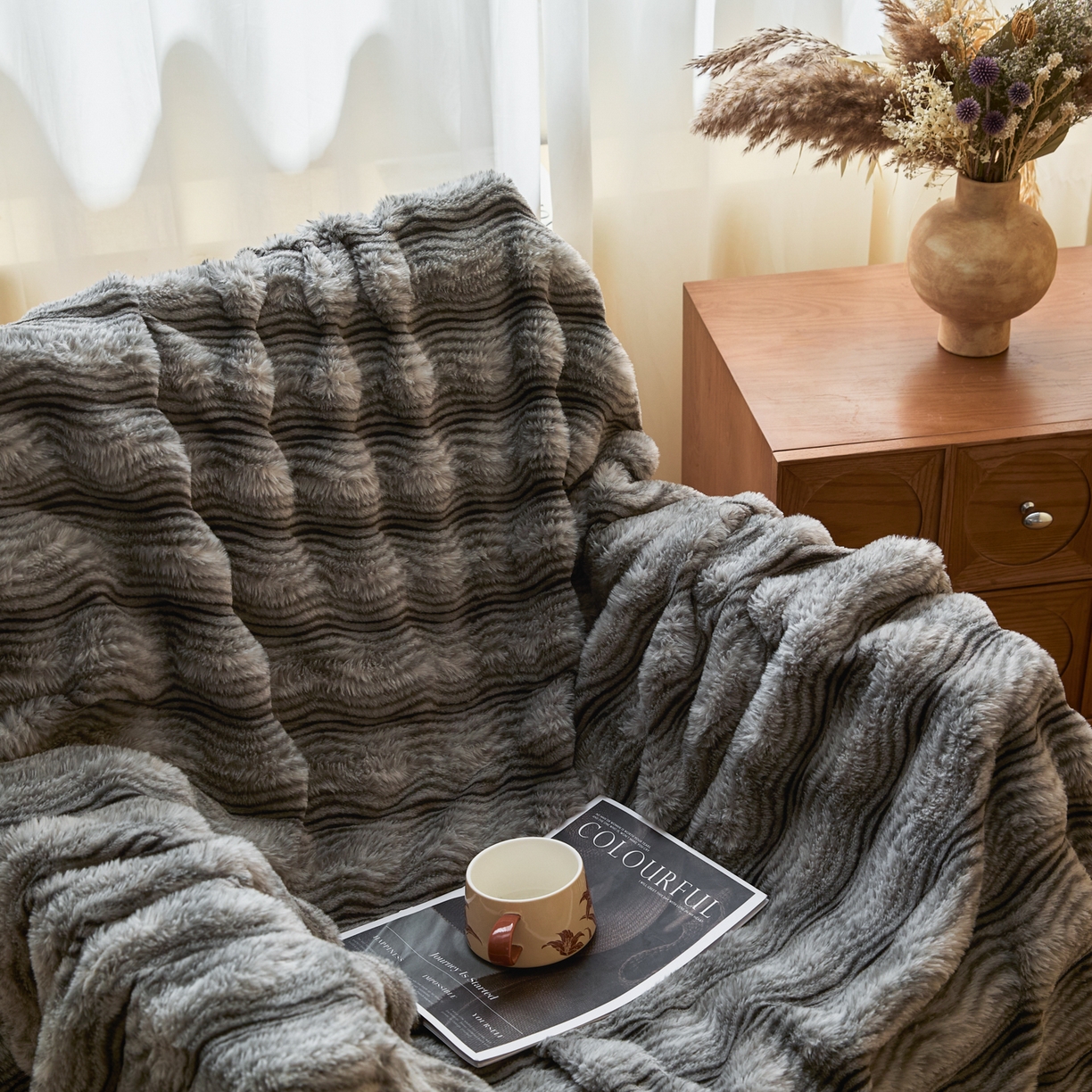 91家纺网 家纺一手货源 找家纺 欧邦 2025新款轻奢波纹加厚皮草兔毛绒双层毯 沙发图