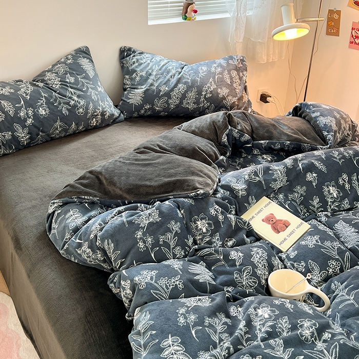 卡斯诺家纺馆 2025新款200克牛奶绒四件套 暗夜浮香