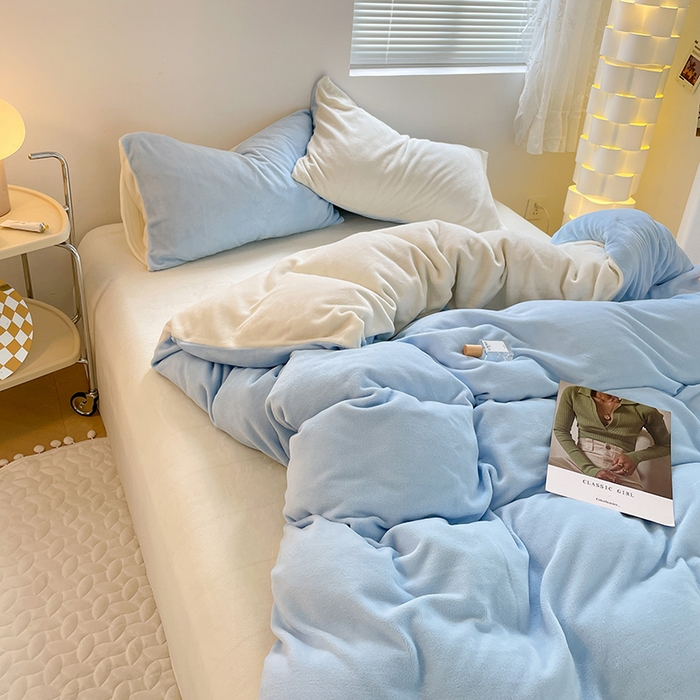 卡斯诺家纺馆 2025新款200克牛奶绒四件套 冰川蓝奶白