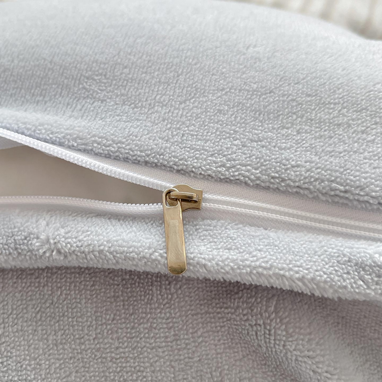 91家纺网 家纺一手货源 找家纺  2025秋冬新品A类加厚保暖雕花牛奶绒四件套婴儿绒被套床单双面珊瑚绒床笠款床上用品 阿芙拉-雅士灰