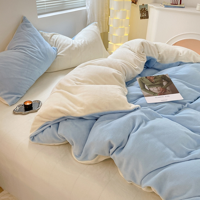 91家纺网 家纺一手货源 找家纺 卡斯诺家纺馆 2025新款200克牛奶绒四件套 冰川蓝奶白