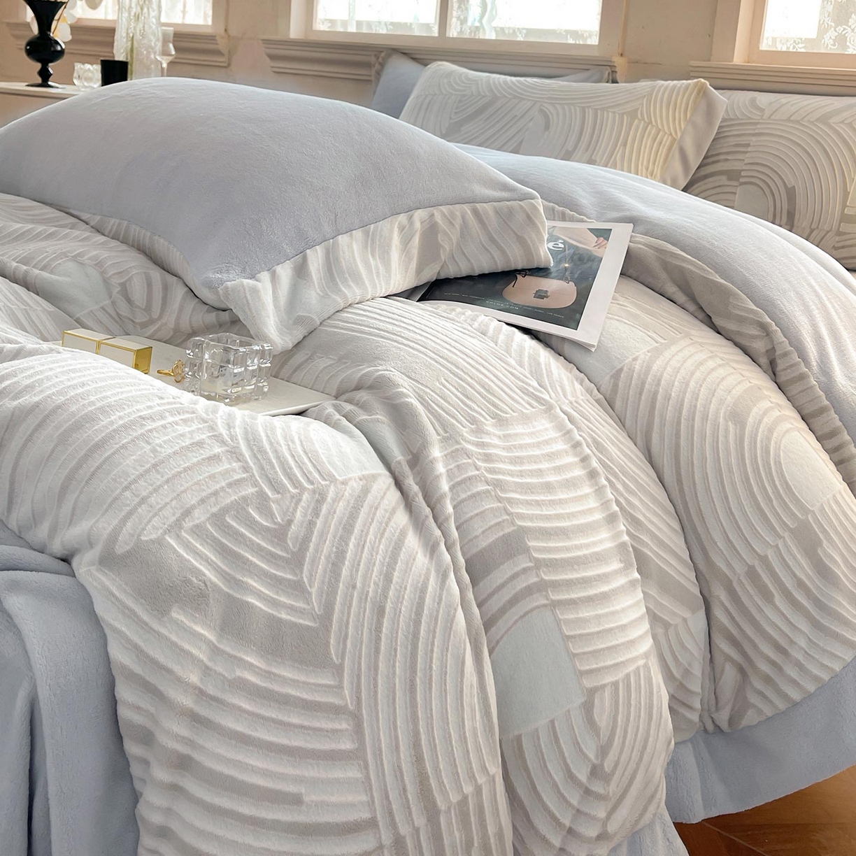 91家纺网 家纺一手货源 找家纺  2025秋冬新品A类加厚保暖雕花牛奶绒四件套婴儿绒被套床单双面珊瑚绒床笠款床上用品 阿芙拉-雅士灰