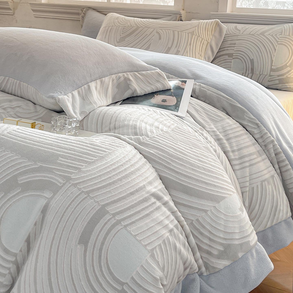 91家纺网 家纺一手货源 找家纺  2025秋冬新品A类加厚保暖雕花牛奶绒四件套婴儿绒被套床单双面珊瑚绒床笠款床上用品 阿芙拉-雅士灰