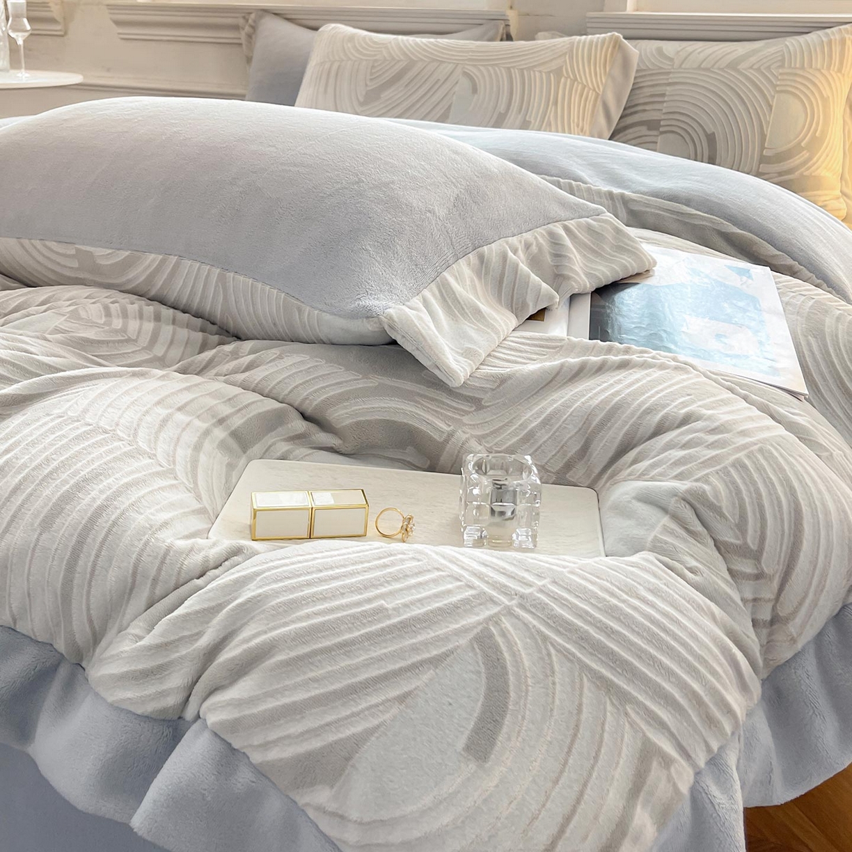 91家纺网 家纺一手货源 找家纺  2025秋冬新品A类加厚保暖雕花牛奶绒四件套婴儿绒被套床单双面珊瑚绒床笠款床上用品 阿芙拉-雅士灰