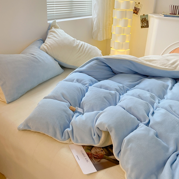 91家纺网 家纺一手货源 找家纺 卡斯诺家纺馆 2025新款200克牛奶绒四件套 冰川蓝奶白