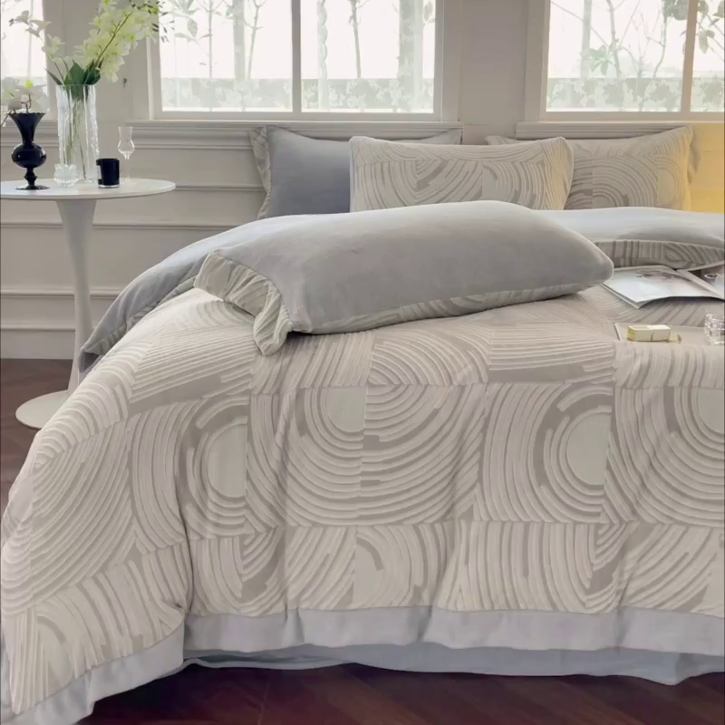 91家纺网 家纺一手货源 找家纺  2025秋冬新品A类加厚保暖雕花牛奶绒四件套婴儿绒被套床单双面珊瑚绒床笠款床上用品 阿芙拉-雅士灰