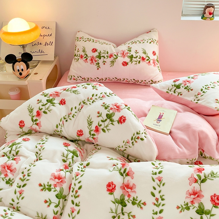 91家纺网 家纺一手货源 找家纺 卡斯诺家纺馆 2025新款200克牛奶绒四件套 浮华若梦