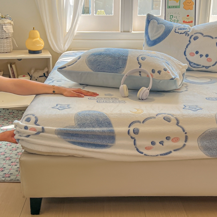 91家纺网 家纺一手货源 找家纺 娜朵家纺 2025新款180克雪花绒印花床笠 蓝色小熊