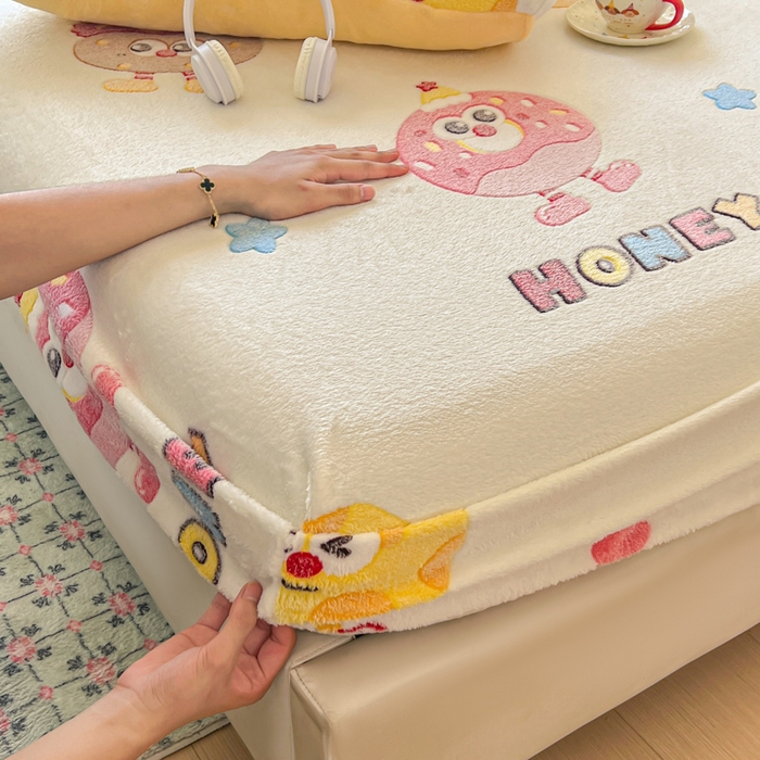 91家纺网 家纺一手货源 找家纺 娜朵家纺 2025新款180克雪花绒印花床笠 海绵宝贝