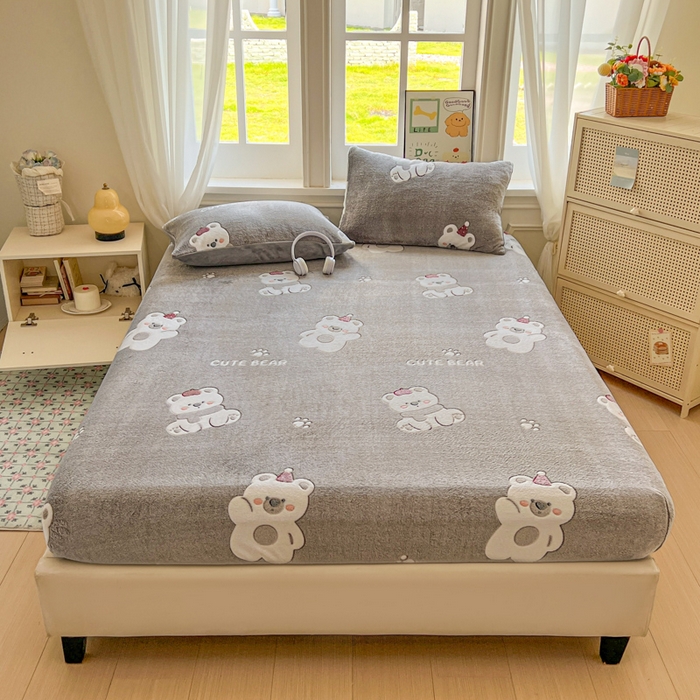 91家纺网 家纺一手货源 找家纺 娜朵家纺 2025新款180克雪花绒印花床笠 呆萌小熊