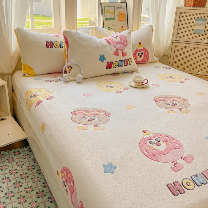 91家纺网 家纺一手货源 找家纺 娜朵家纺 2025新款180克雪花绒印花床笠 海绵宝贝