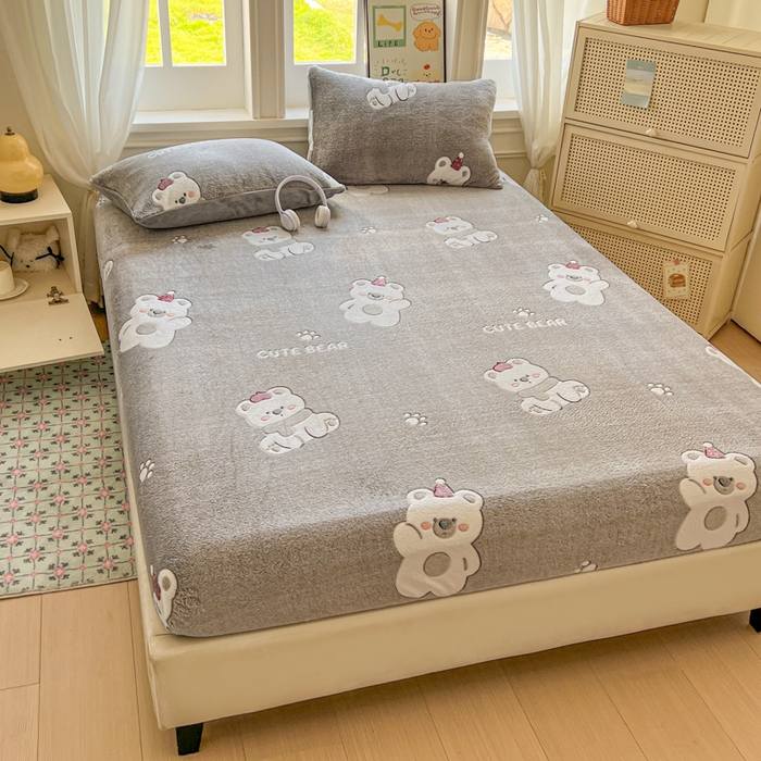 91家纺网 家纺一手货源 找家纺 娜朵家纺 2025新款180克雪花绒印花床笠 呆萌小熊