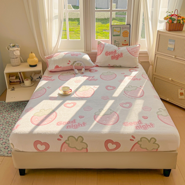 91家纺网 家纺一手货源 找家纺 娜朵家纺 2025新款180克雪花绒印花床笠 草莓之恋