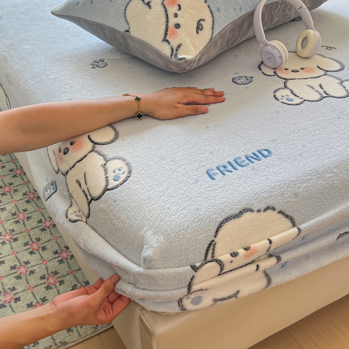 91家纺网 家纺一手货源 找家纺 娜朵家纺 2025新款180克雪花绒印花床笠 机灵狗