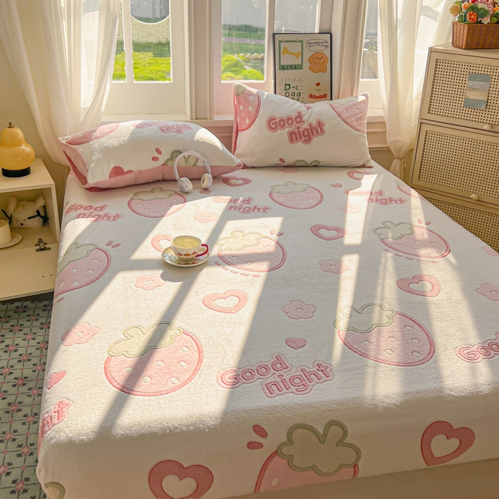 91家纺网 家纺一手货源 找家纺 娜朵家纺 2025新款180克雪花绒印花床笠 草莓之恋