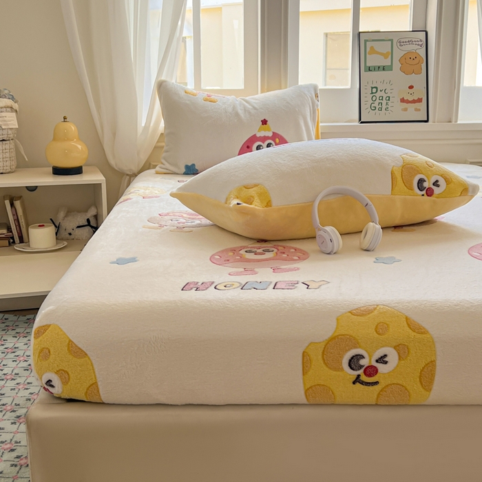 91家纺网 家纺一手货源 找家纺 娜朵家纺 2025新款180克雪花绒印花床笠 海绵宝贝