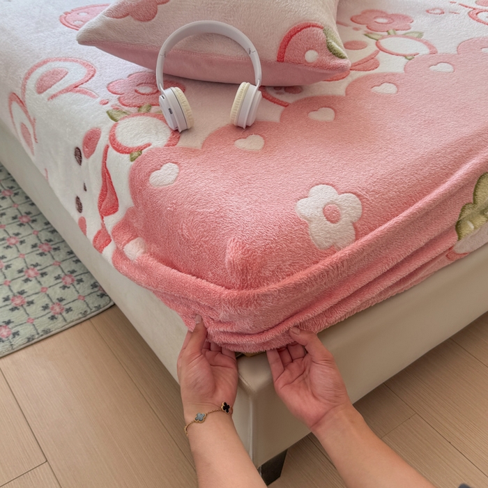 91家纺网 家纺一手货源 找家纺 娜朵家纺 2025新款180克雪花绒印花床笠 草莓小兔