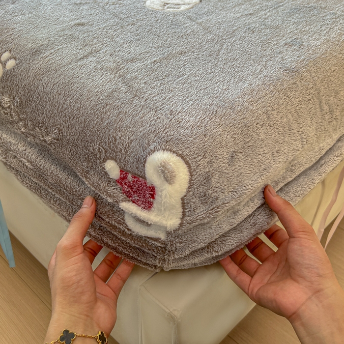 91家纺网 家纺一手货源 找家纺 娜朵家纺 2025新款180克雪花绒印花床笠 呆萌小熊