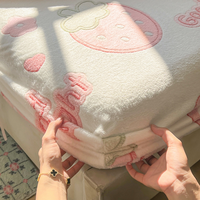 91家纺网 家纺一手货源 找家纺 娜朵家纺 2025新款180克雪花绒印花床笠 草莓之恋