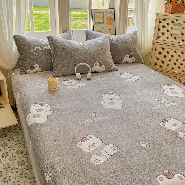 91家纺网 家纺一手货源 找家纺 娜朵家纺 2025新款180克雪花绒印花床笠 呆萌小熊