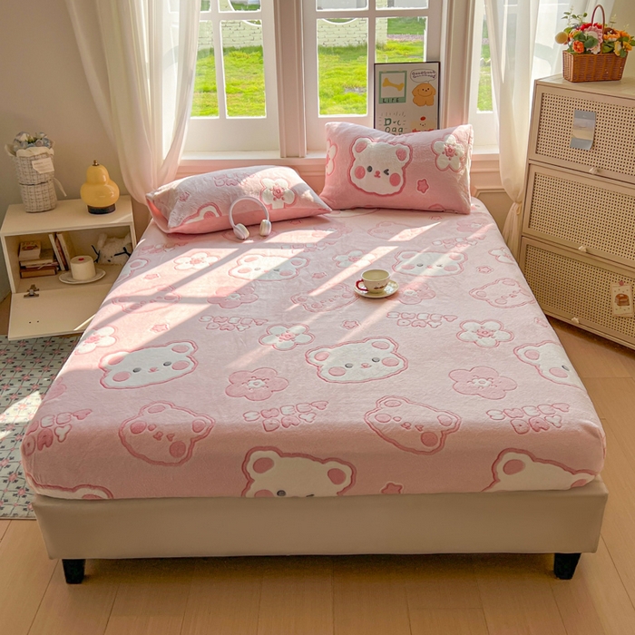 91家纺网 家纺一手货源 找家纺 娜朵家纺 2025新款180克雪花绒印花床笠 甜心小熊