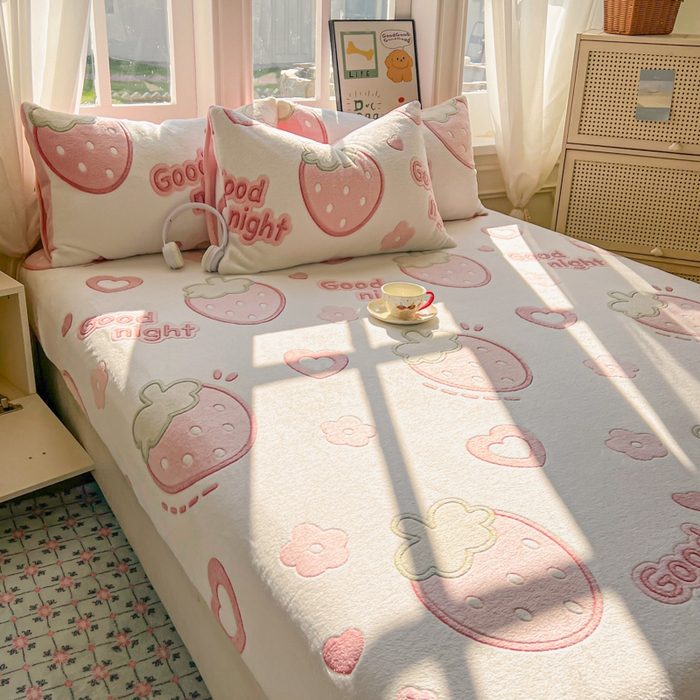 91家纺网 家纺一手货源 找家纺 娜朵家纺 2025新款180克雪花绒印花床笠 草莓之恋