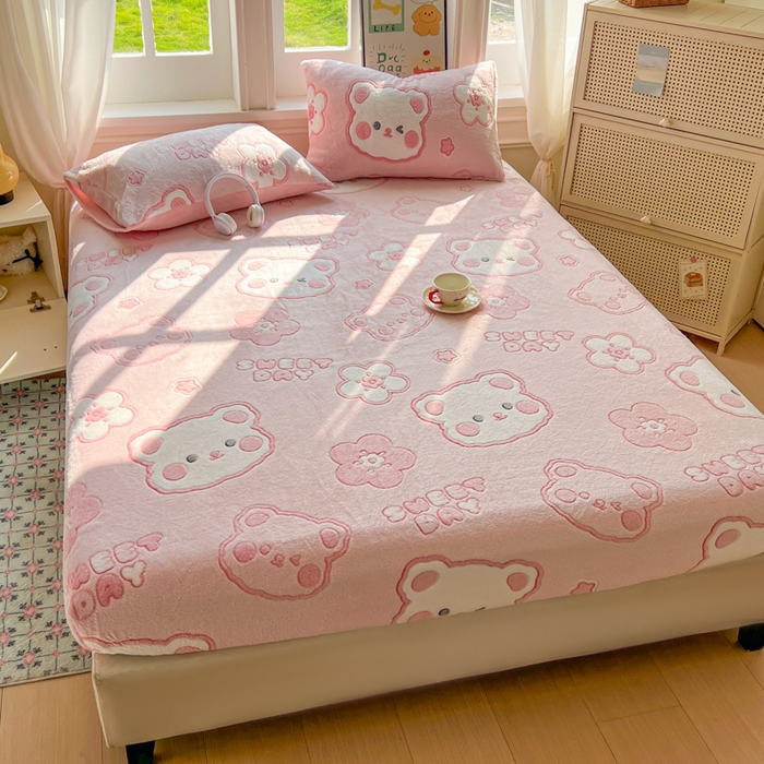 91家纺网 家纺一手货源 找家纺 娜朵家纺 2025新款180克雪花绒印花床笠 甜心小熊