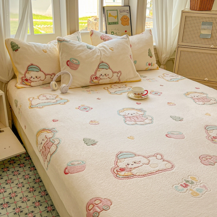 91家纺网 家纺一手货源 找家纺 娜朵家纺 2025新款180克雪花绒印花床笠 小狗贝贝