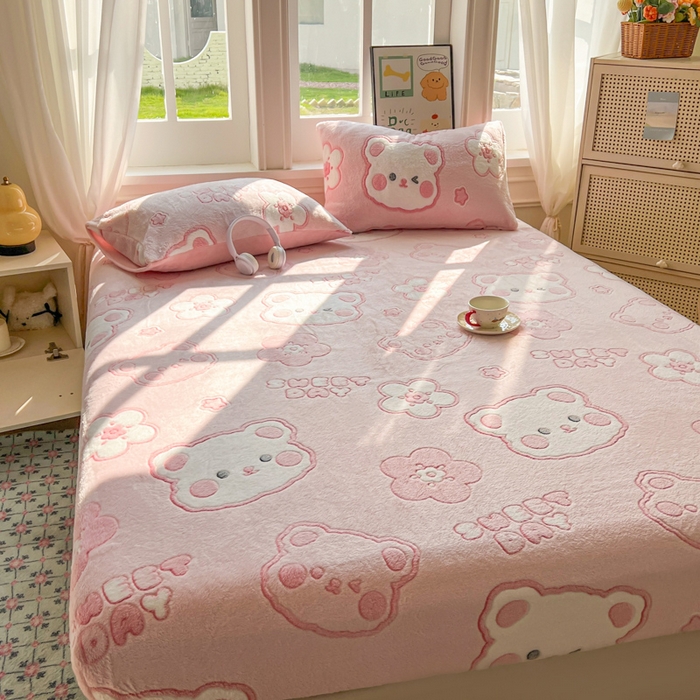 91家纺网 家纺一手货源 找家纺 娜朵家纺 2025新款180克雪花绒印花床笠 甜心小熊