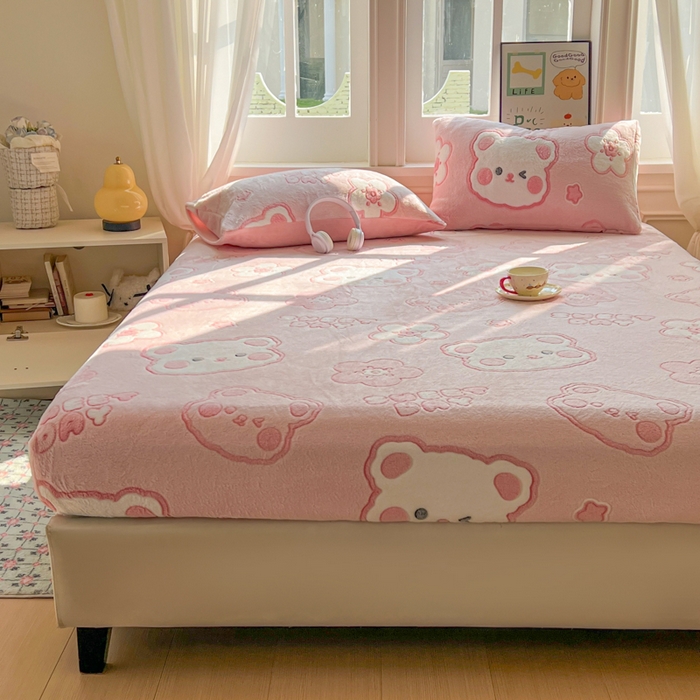 91家纺网 家纺一手货源 找家纺 娜朵家纺 2025新款180克雪花绒印花床笠 甜心小熊