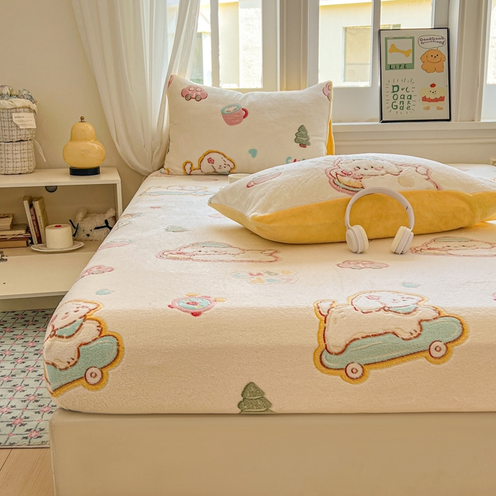 91家纺网 家纺一手货源 找家纺 娜朵家纺 2025新款180克雪花绒印花床笠 小狗贝贝