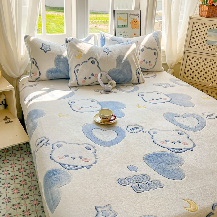 91家纺网 家纺一手货源 找家纺 娜朵家纺 2025新款180克雪花绒印花床笠 蓝色小熊