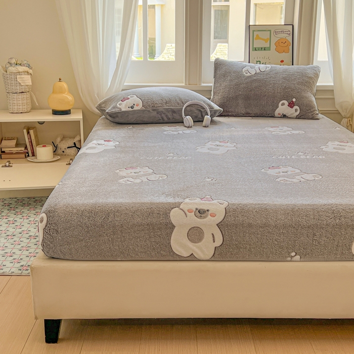 91家纺网 家纺一手货源 找家纺 娜朵家纺 2025新款180克雪花绒印花床笠 呆萌小熊