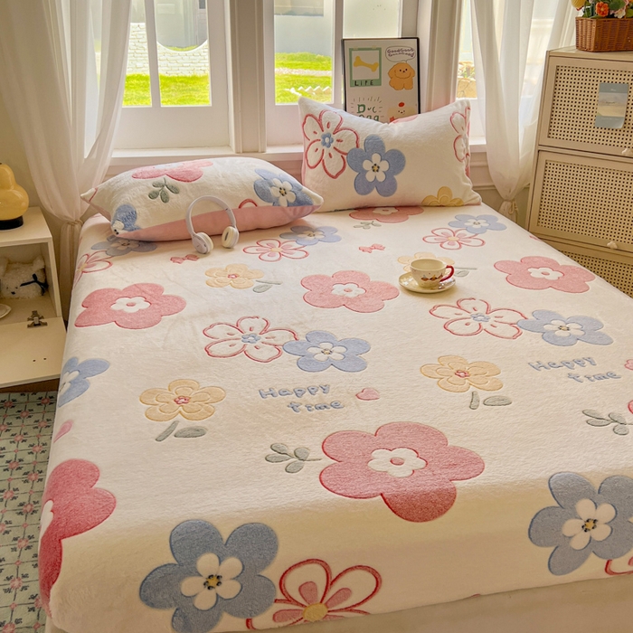 91家纺网 家纺一手货源 找家纺 娜朵家纺 2025新款180克雪花绒印花床笠 花之语