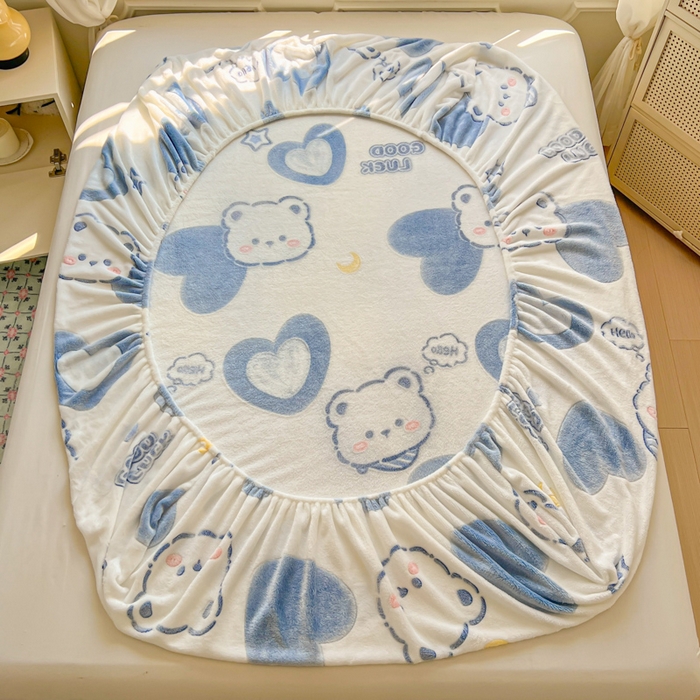 91家纺网 家纺一手货源 找家纺 娜朵家纺 2025新款180克雪花绒印花床笠 蓝色小熊