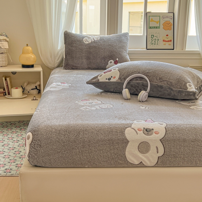 91家纺网 家纺一手货源 找家纺 娜朵家纺 2025新款180克雪花绒印花床笠 呆萌小熊