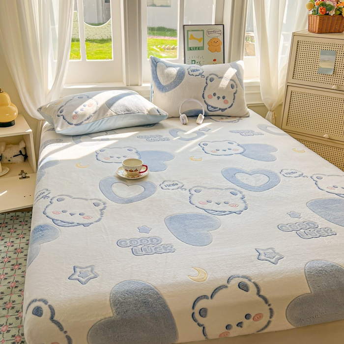 91家纺网 家纺一手货源 找家纺 娜朵家纺 2025新款180克雪花绒印花床笠 蓝色小熊