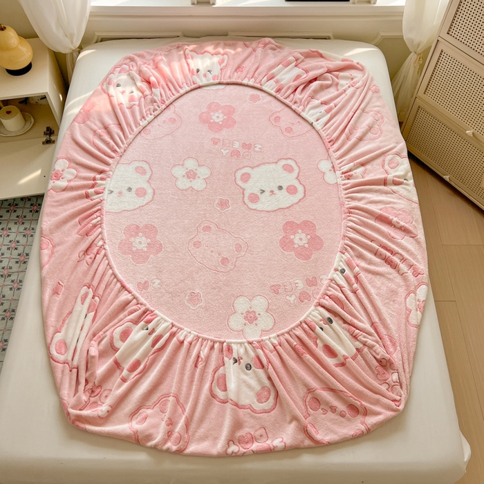 91家纺网 家纺一手货源 找家纺 娜朵家纺 2025新款180克雪花绒印花床笠 甜心小熊