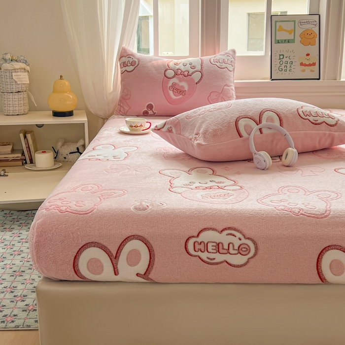 91家纺网 家纺一手货源 找家纺 娜朵家纺 2025新款180克雪花绒印花床笠 樱桃兔