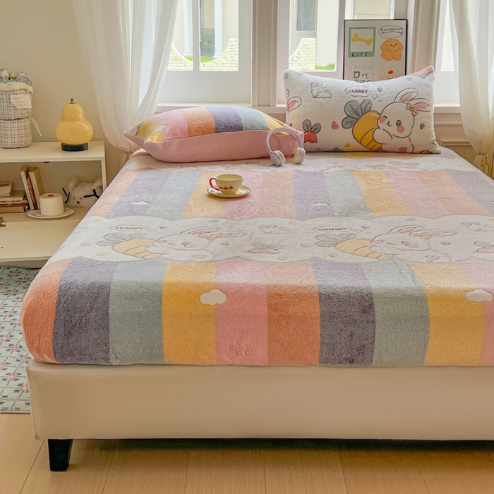 91家纺网 家纺一手货源 找家纺 娜朵家纺 2025新款180克雪花绒印花床笠 萝卜兔