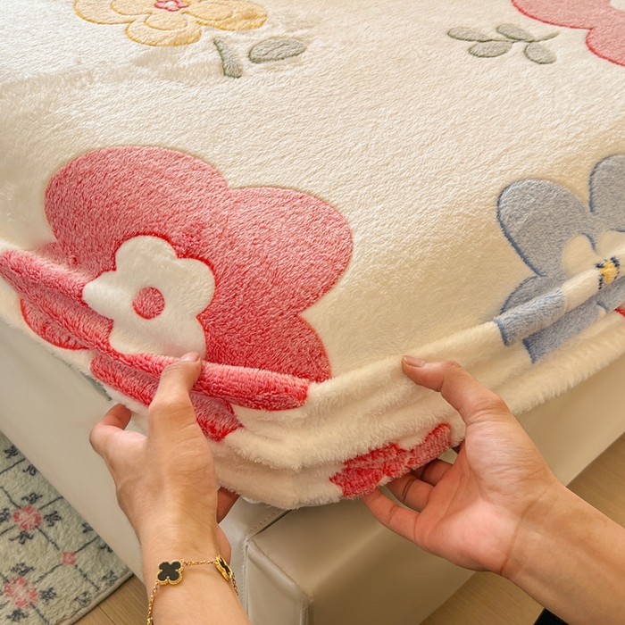 91家纺网 家纺一手货源 找家纺 娜朵家纺 2025新款180克雪花绒印花床笠 花之语