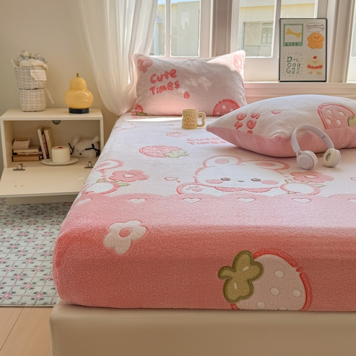 91家纺网 家纺一手货源 找家纺 娜朵家纺 2025新款180克雪花绒印花床笠 草莓小兔