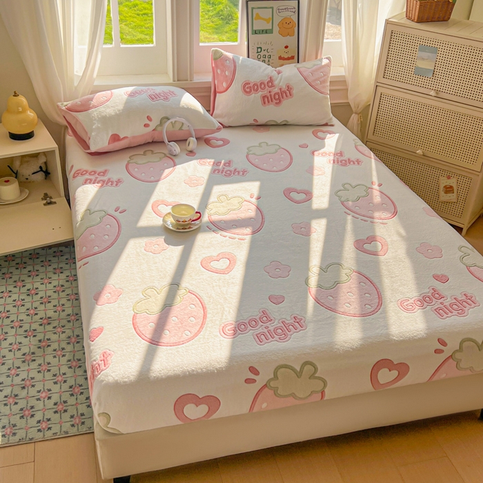 91家纺网 家纺一手货源 找家纺 娜朵家纺 2025新款180克雪花绒印花床笠 草莓之恋